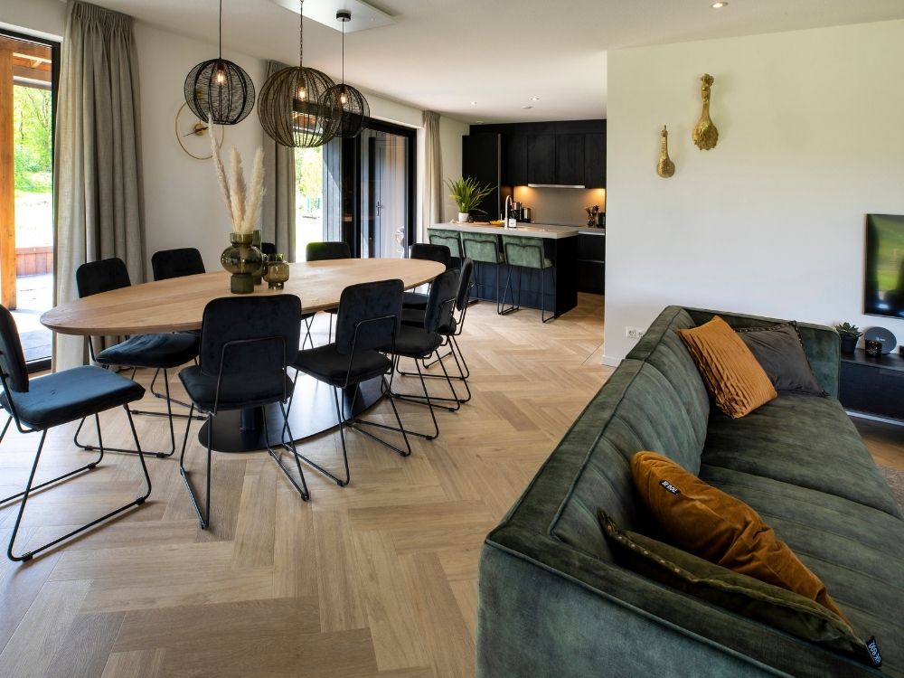 Eetkamer met ovale tafel en open keuken