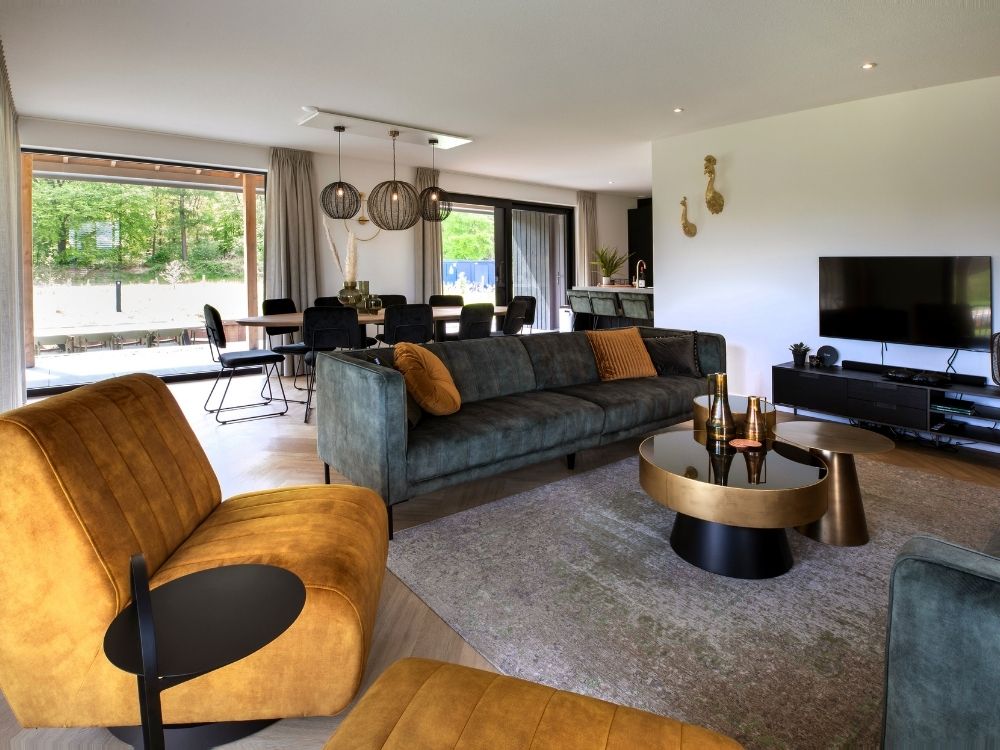 Woonkamer met zicht op de eetkamer en tuin